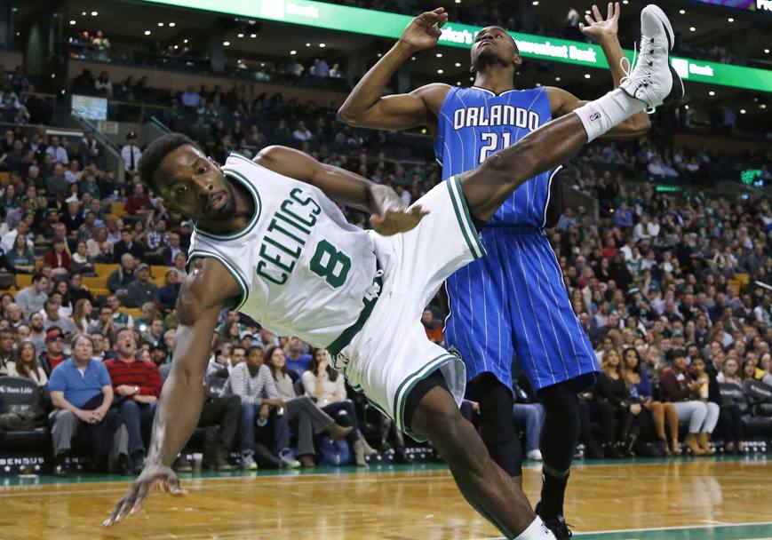 Celtics-Magic: il volo di Jeff Green dopo un contrasto con Maurice Harkless (LaPresse)